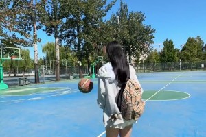 卓识晒球场投篮视频~这一双大长腿是真吸睛