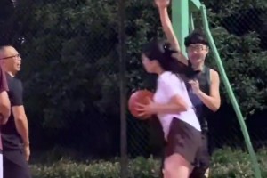 看着都疼！野球场网红肘姐这大肘子 感觉一阵腰疼！