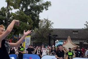歌手吴克群投篮也太准了！这命中率绝了！