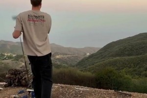 来看看谁的高尔夫技术最好？独行侠全队一起去打高尔夫