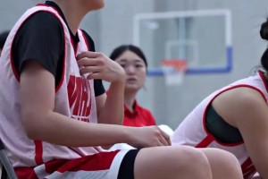 惨烈一幕谁得背锅？☹中国女篮输球落寞离场 韩国女篮激情庆胜